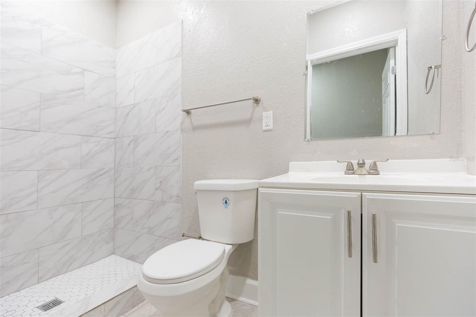 Listing photo id 21 for 5211 17th