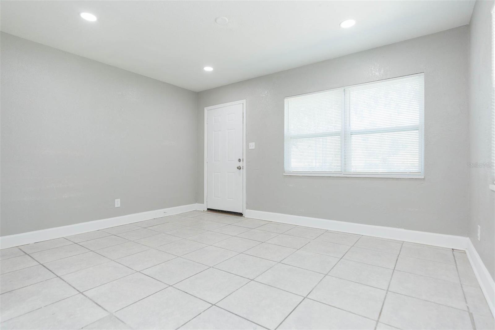 Listing photo id 5 for 5211 17th