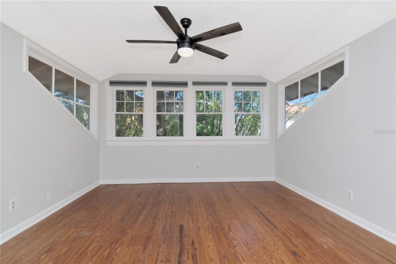 Image 10 of 52 For 3303 Barcelona Street I