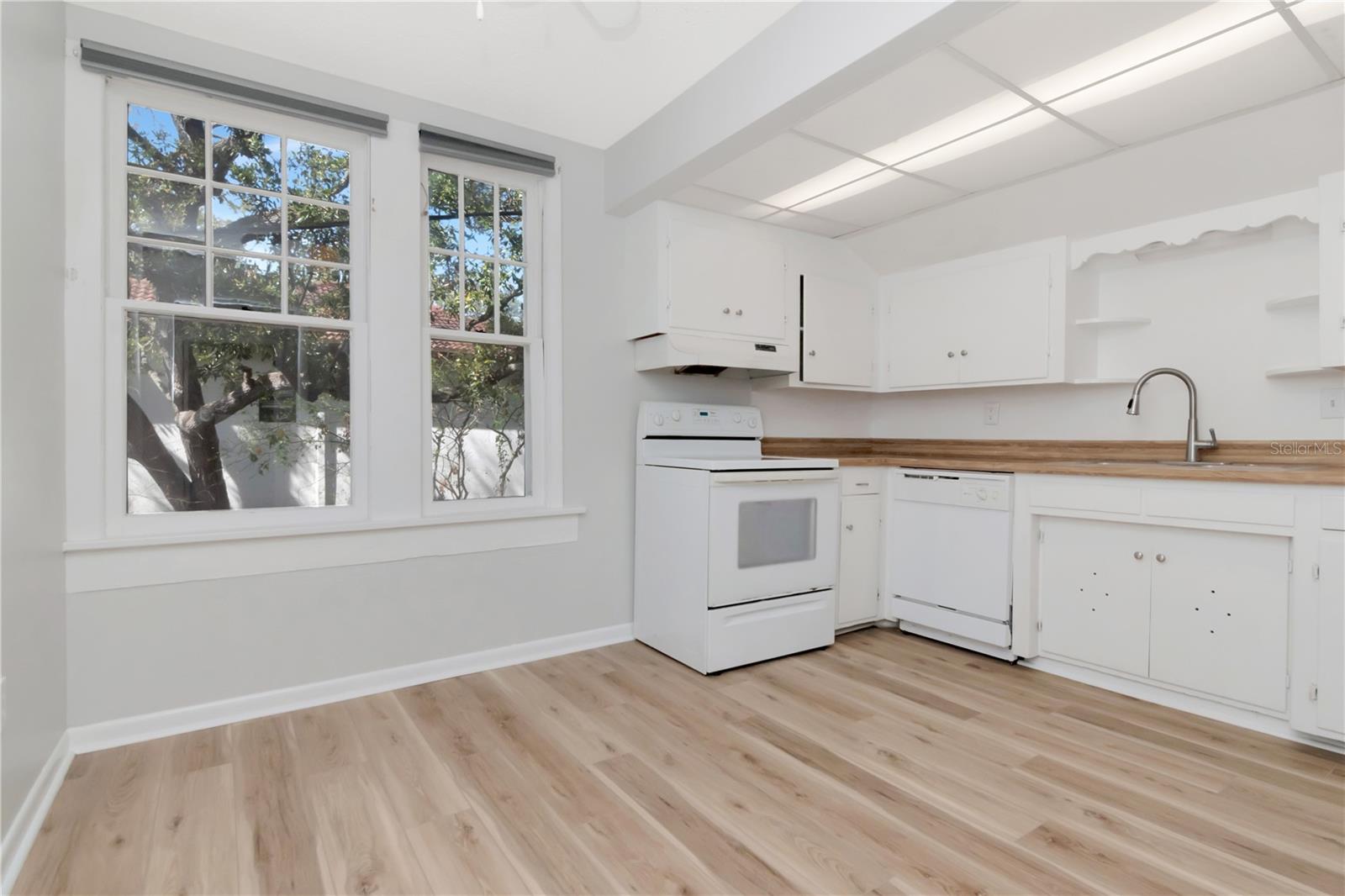 Image 13 of 52 For 3303 Barcelona Street I