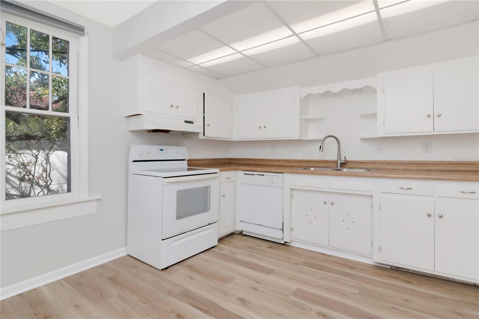 Image 14 of 52 For 3303 Barcelona Street I