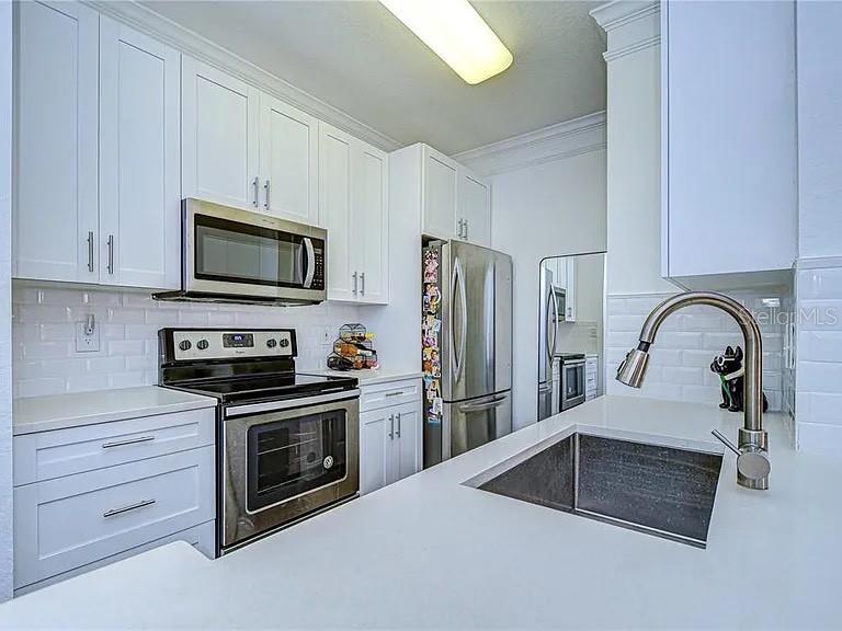 Listing photo id 8 for 4323 Bayside Village Drive 327