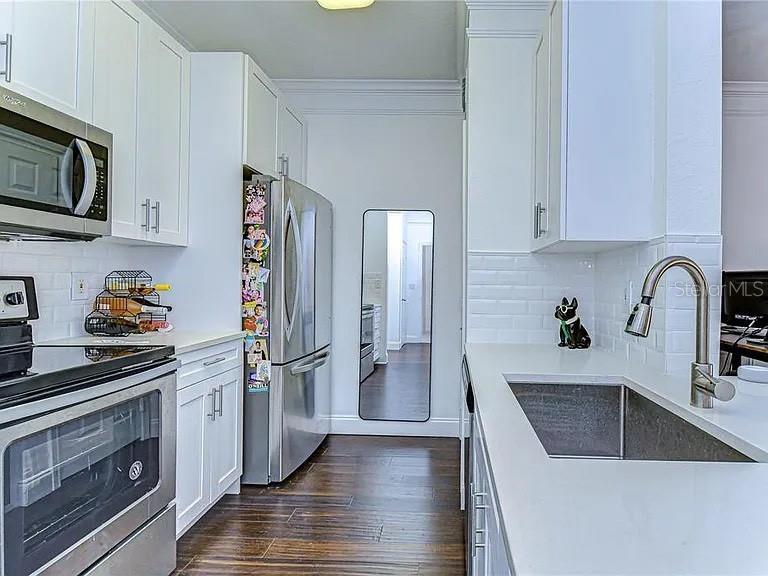 Listing photo id 9 for 4323 Bayside Village Drive 327