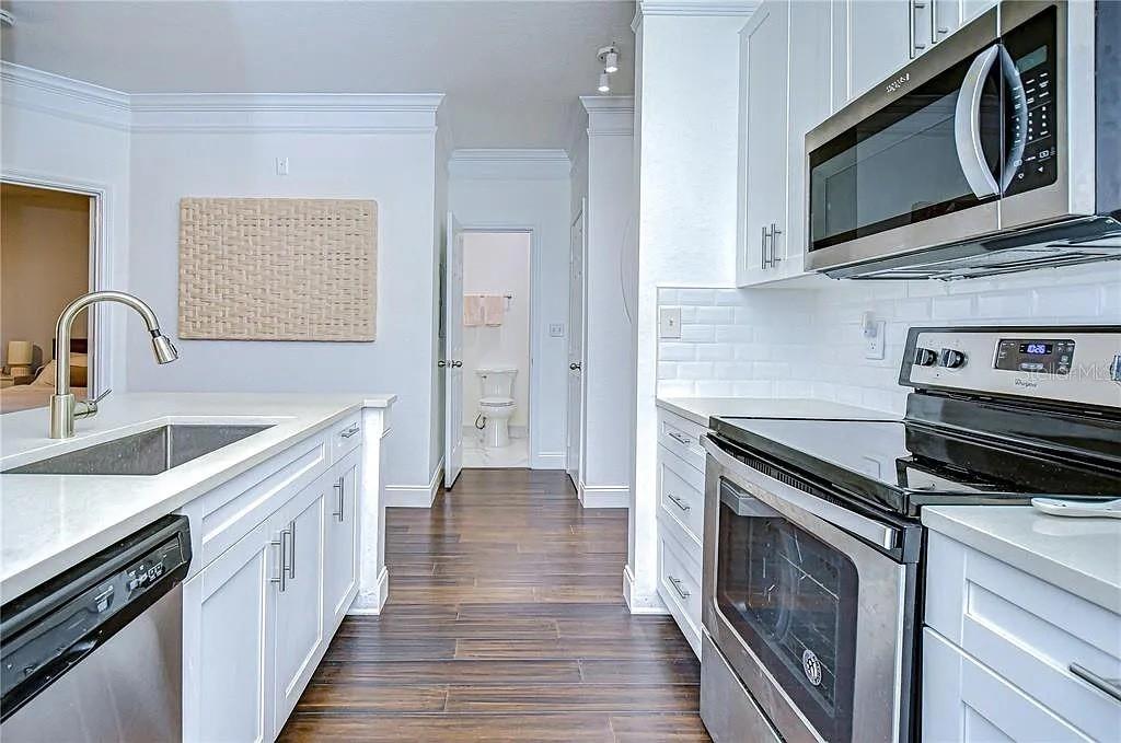 Listing photo id 10 for 4323 Bayside Village Drive 327