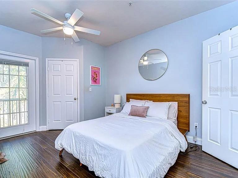 Listing photo id 16 for 4323 Bayside Village Drive 327