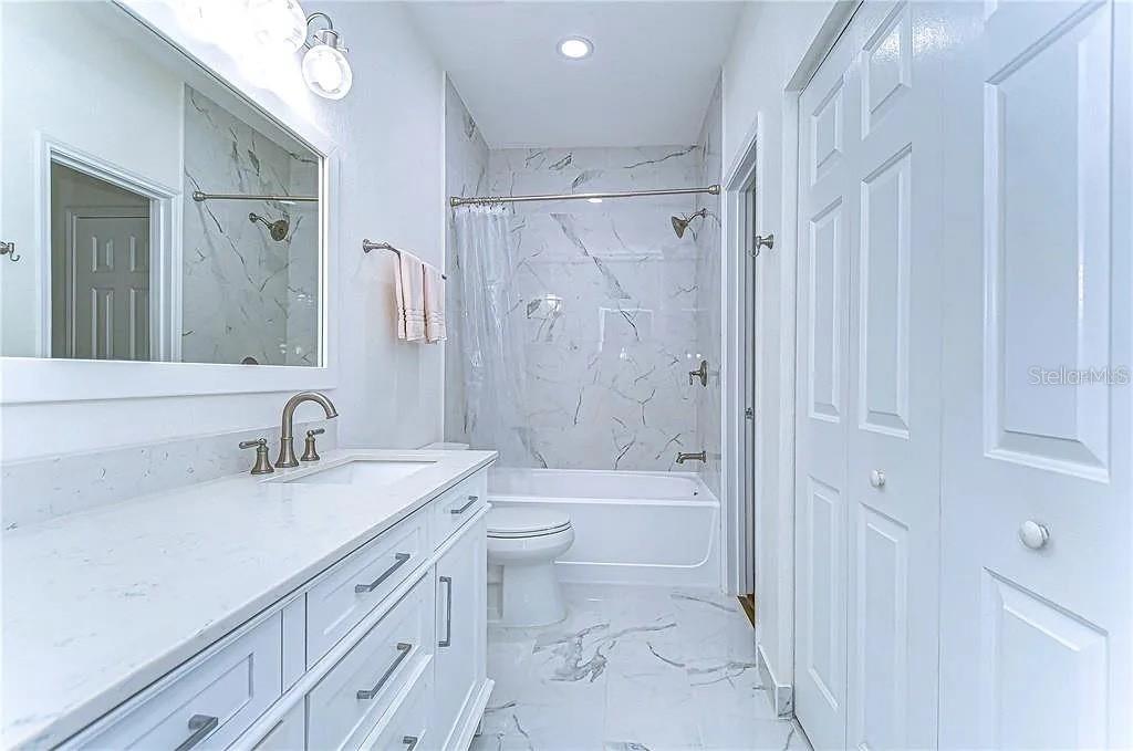 Listing photo id 19 for 4323 Bayside Village Drive 327