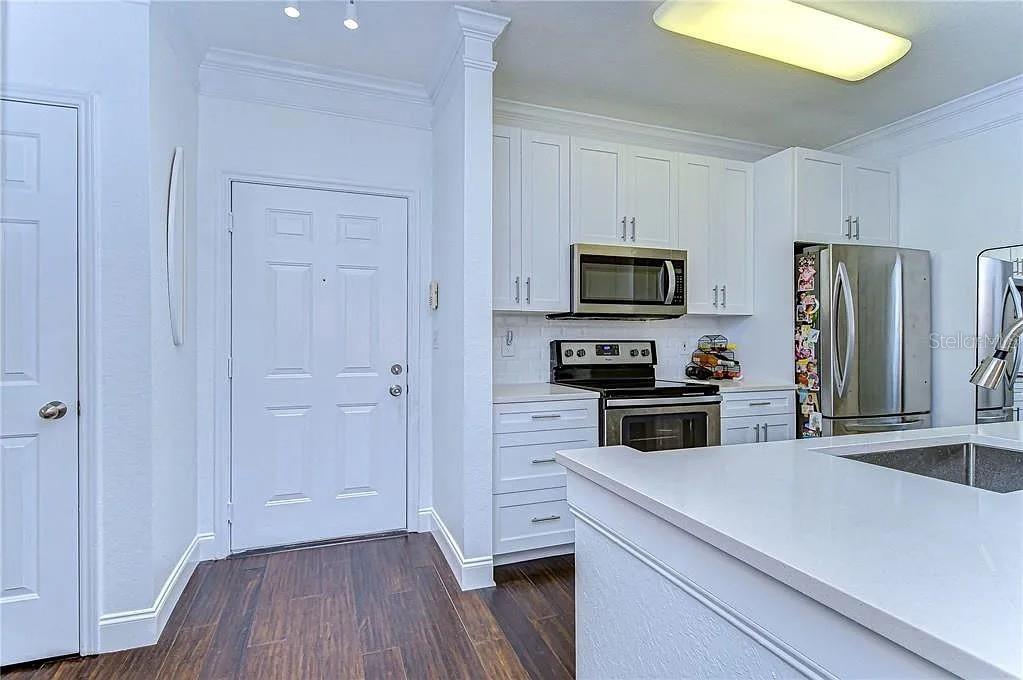 Listing photo id 5 for 4323 Bayside Village Drive 327