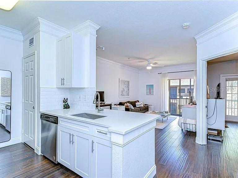 Listing photo id 6 for 4323 Bayside Village Drive 327