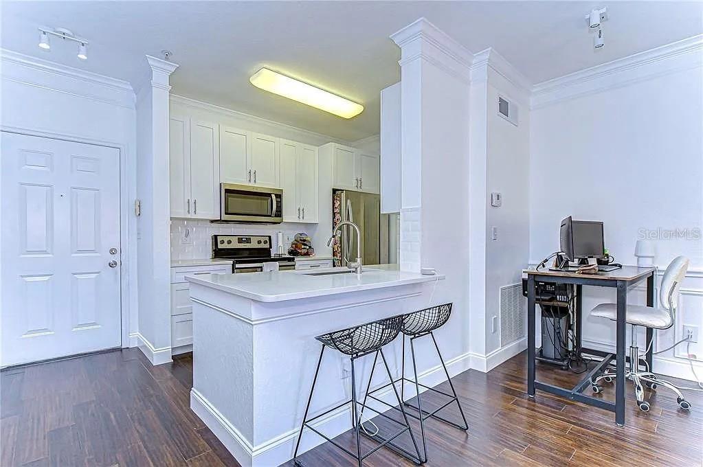 Listing photo id 7 for 4323 Bayside Village Drive 327