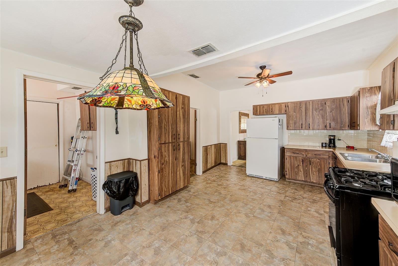 Image 11 of 40 For 632 Cross Street