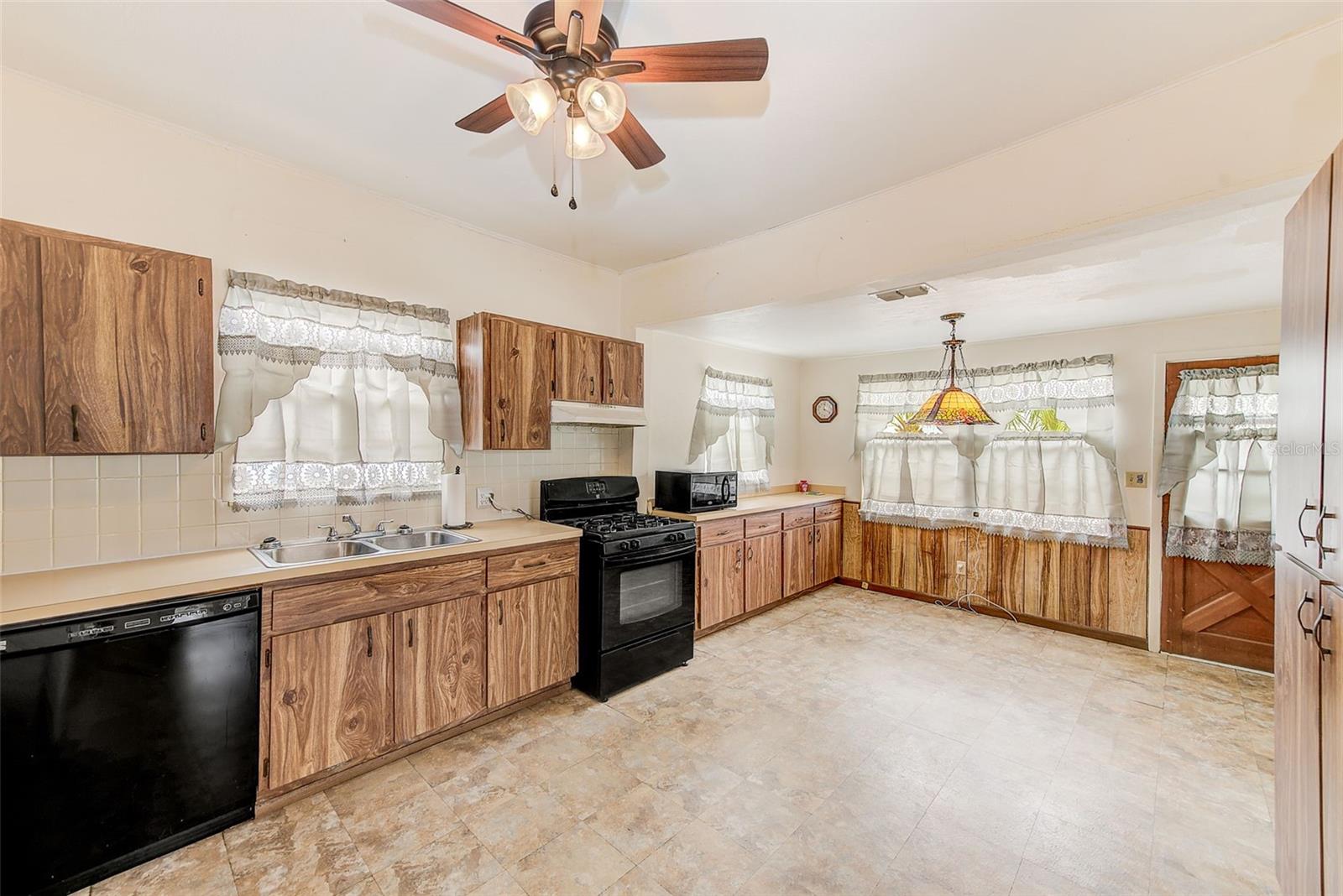 Image 7 of 40 For 632 Cross Street