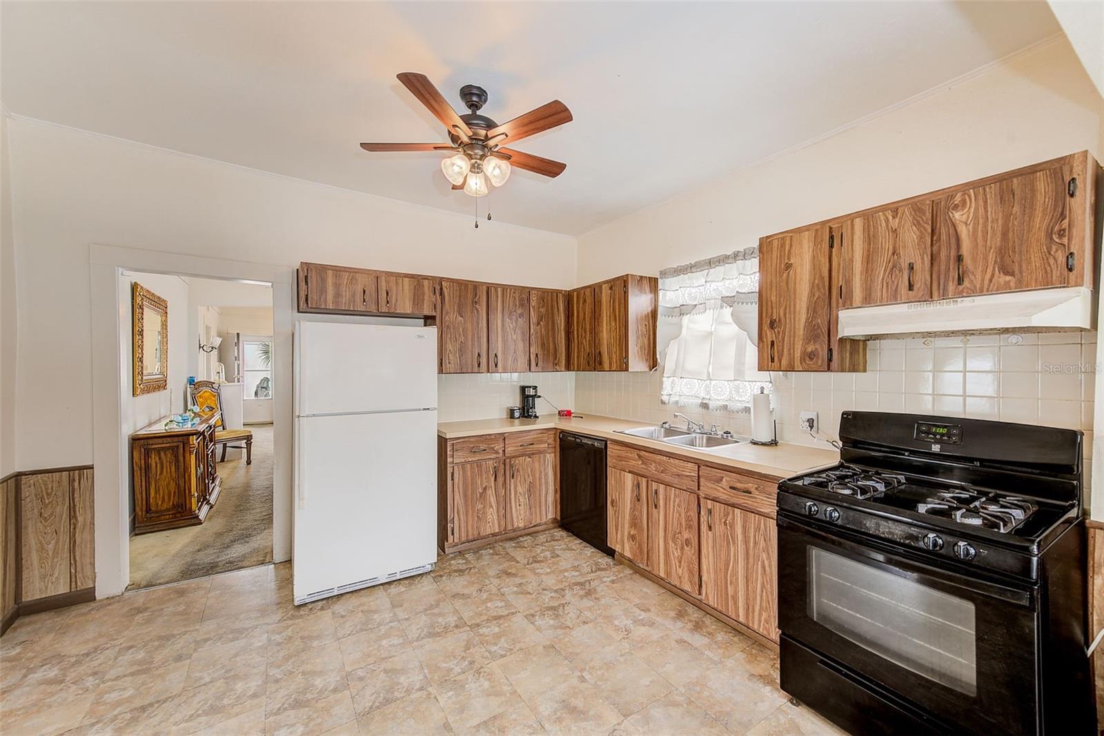 Image 8 of 40 For 632 Cross Street