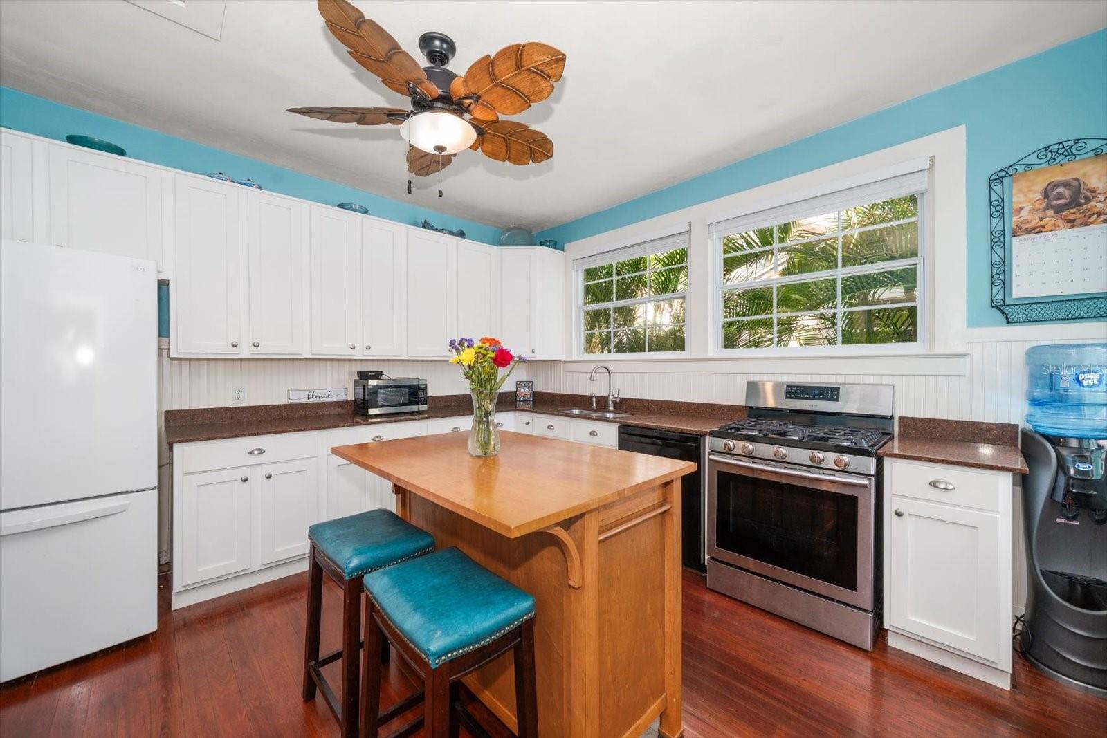 Image 11 of 33 For 915 Pine Street