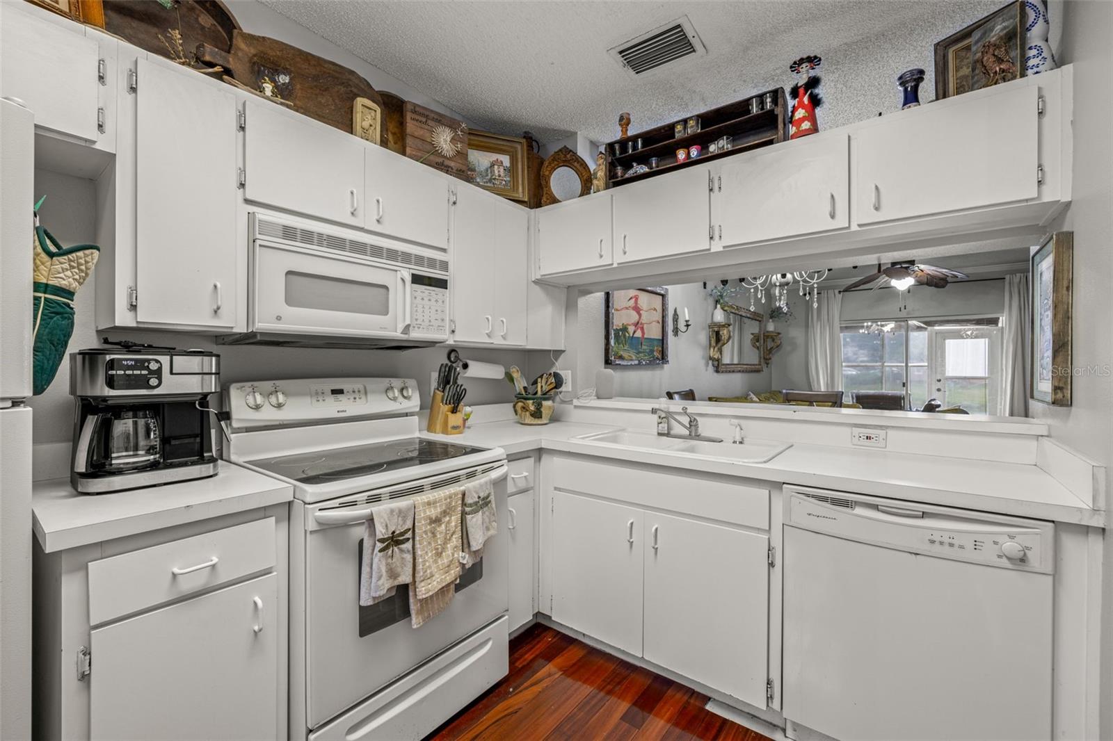 Image 12 of 40 For 6025 Bayside Key Drive