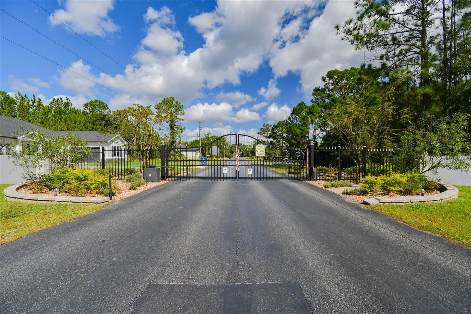 Listing photo id 3 for 8017 Woodleaf Boulevard