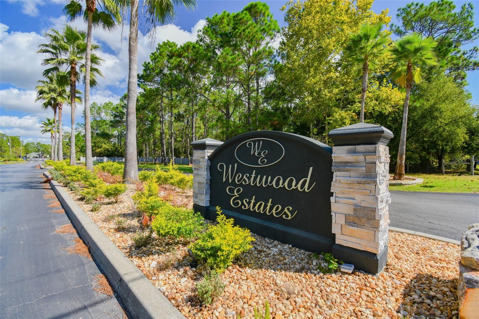 Listing photo id 4 for 8017 Woodleaf Boulevard