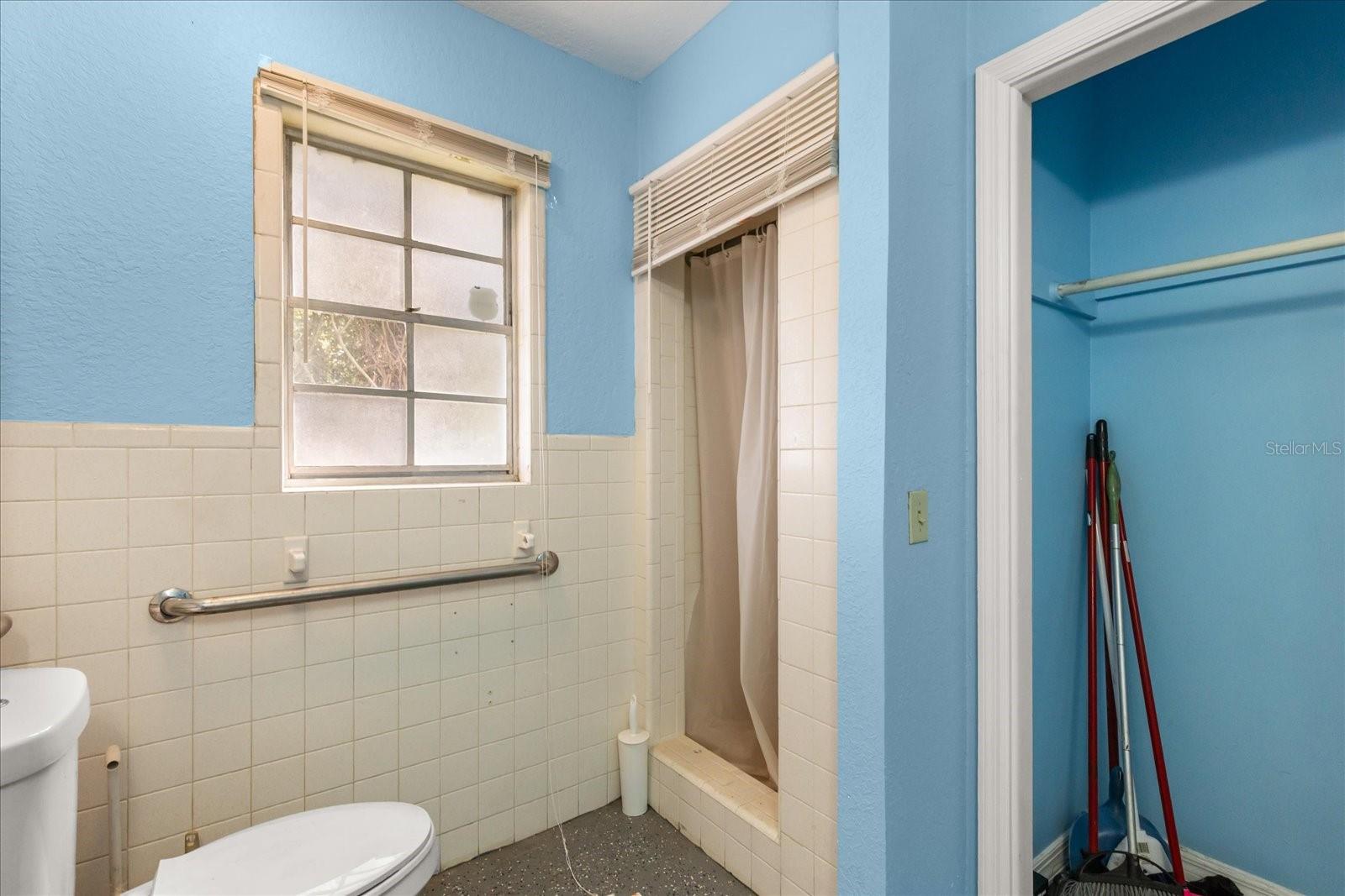 Image 14 of 39 For 4518 Linebaugh Avenue