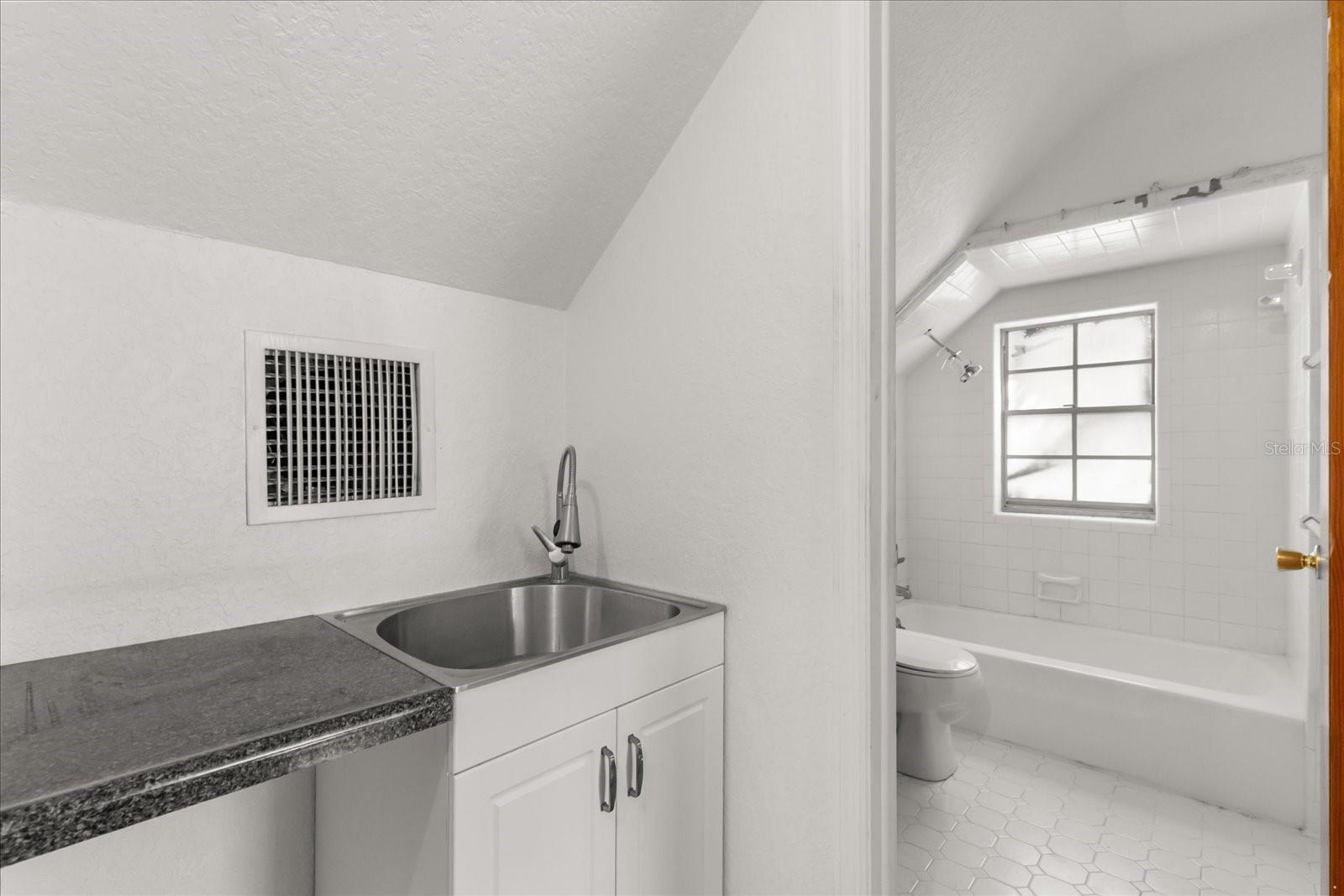 Image 22 of 39 For 4518 Linebaugh Avenue