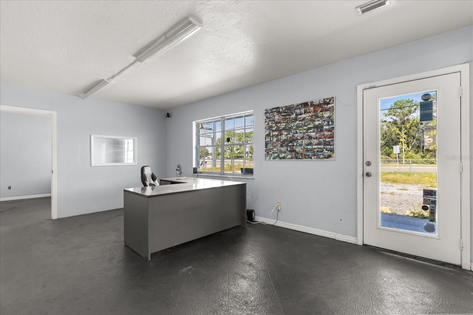 Image 7 of 39 For 4518 Linebaugh Avenue