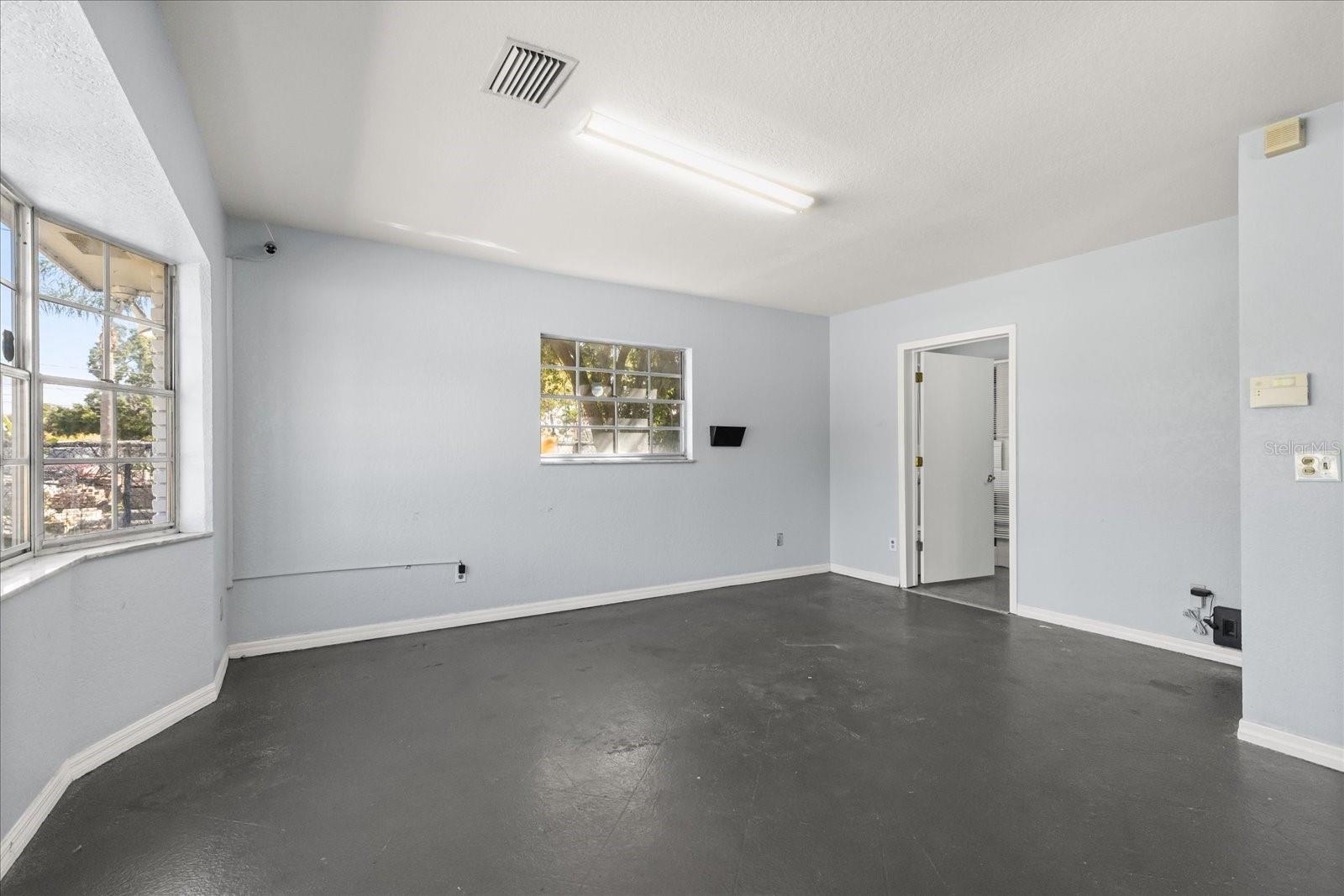 Image 9 of 39 For 4518 Linebaugh Avenue