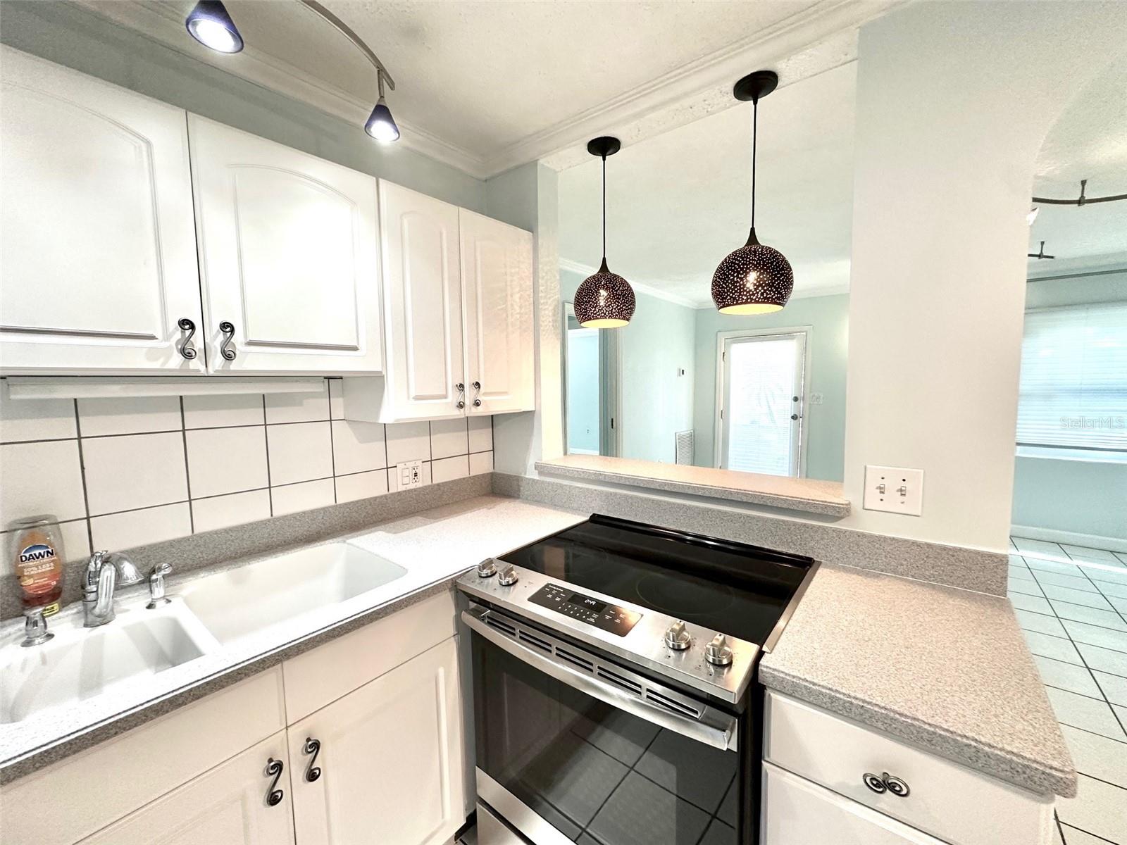 Image 3 of 17 For 432 Woodlawn Avenue