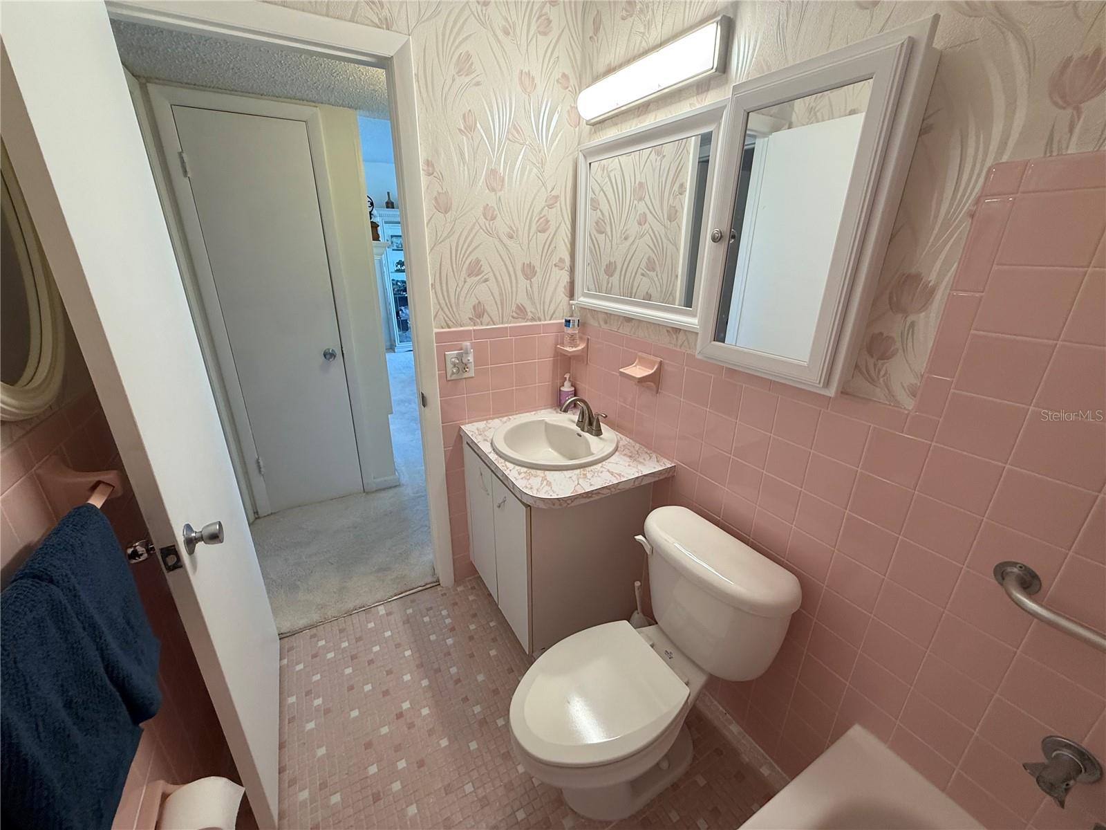 Image 18 of 43 For 2428 Columbia Drive 72
