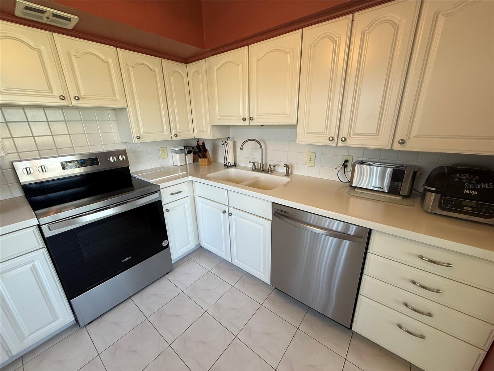 Image 29 of 43 For 2428 Columbia Drive 72