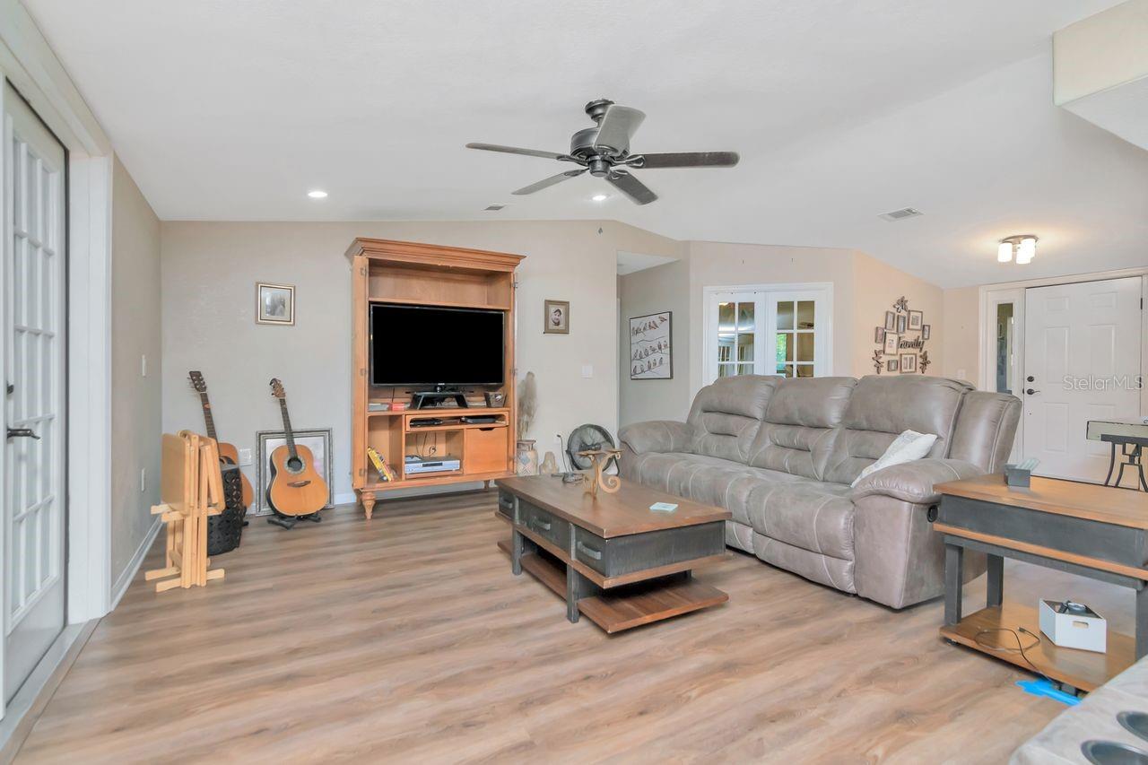 Image 11 of 70 For 6707 Dormany Road