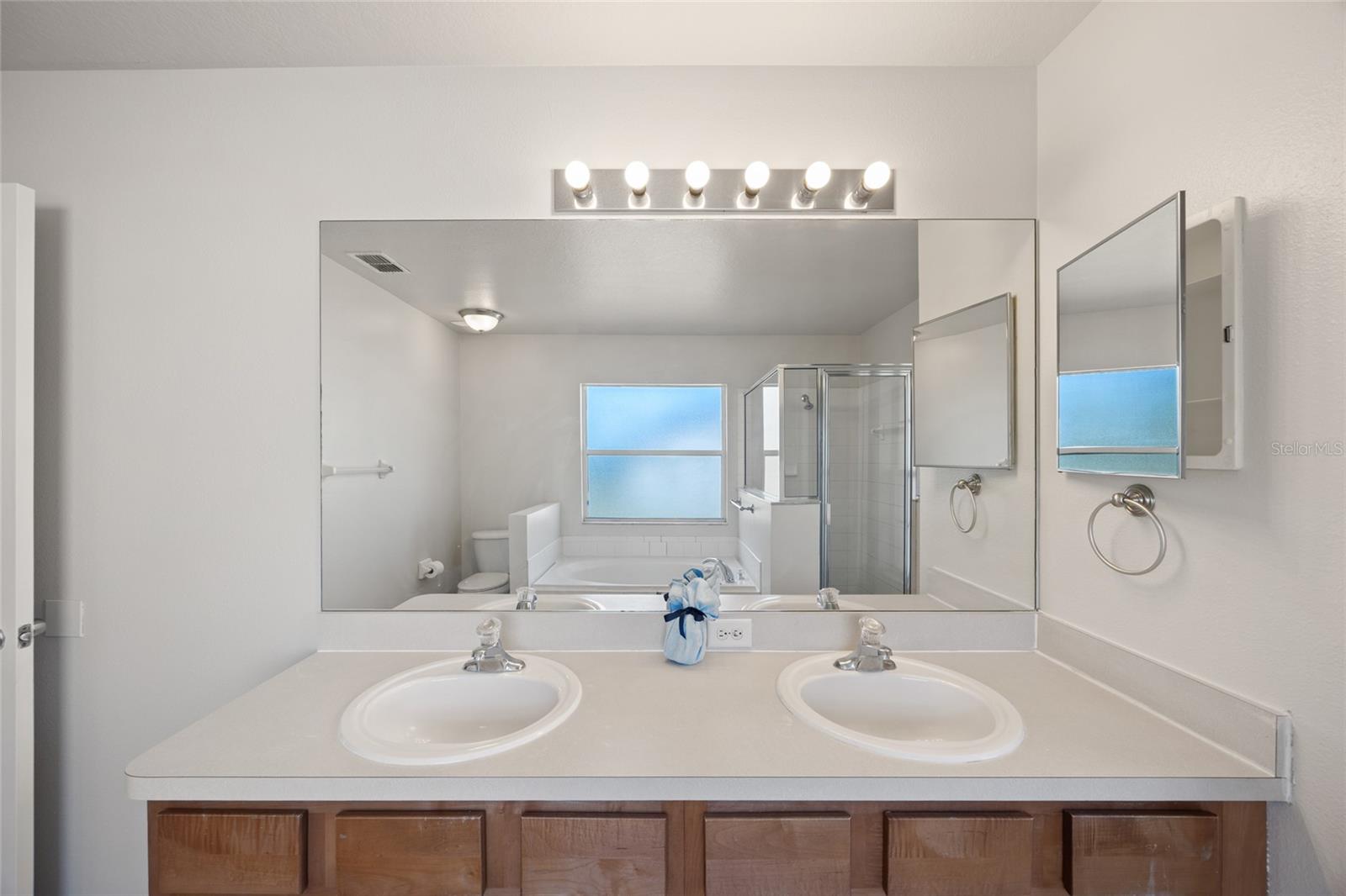 Listing photo id 12 for 13098 Hanley Drive