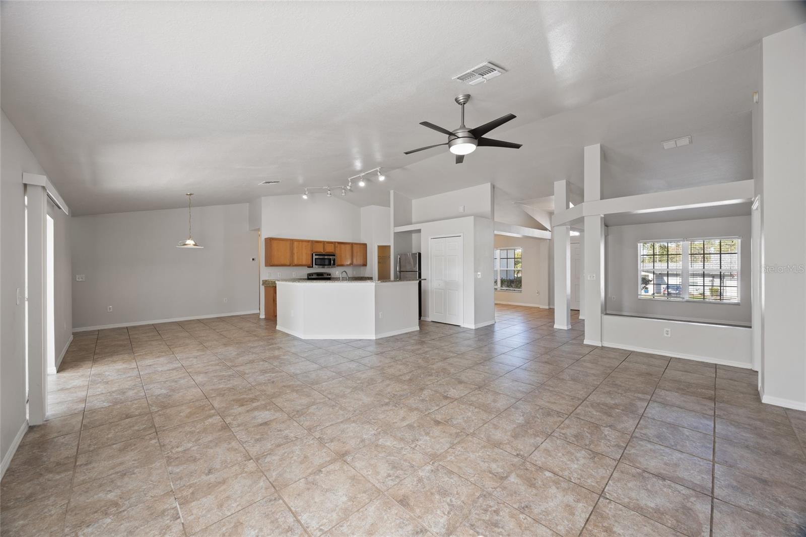 Listing photo id 3 for 13098 Hanley Drive