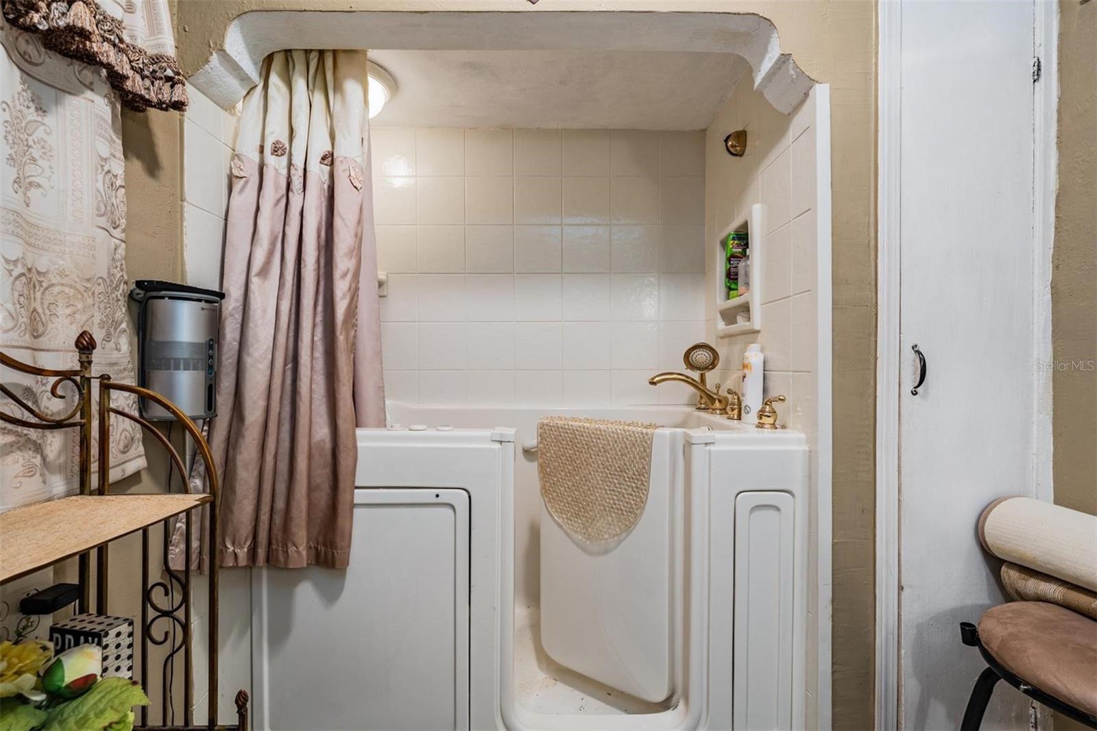 Listing photo id 28 for 2520 St Conrad Street