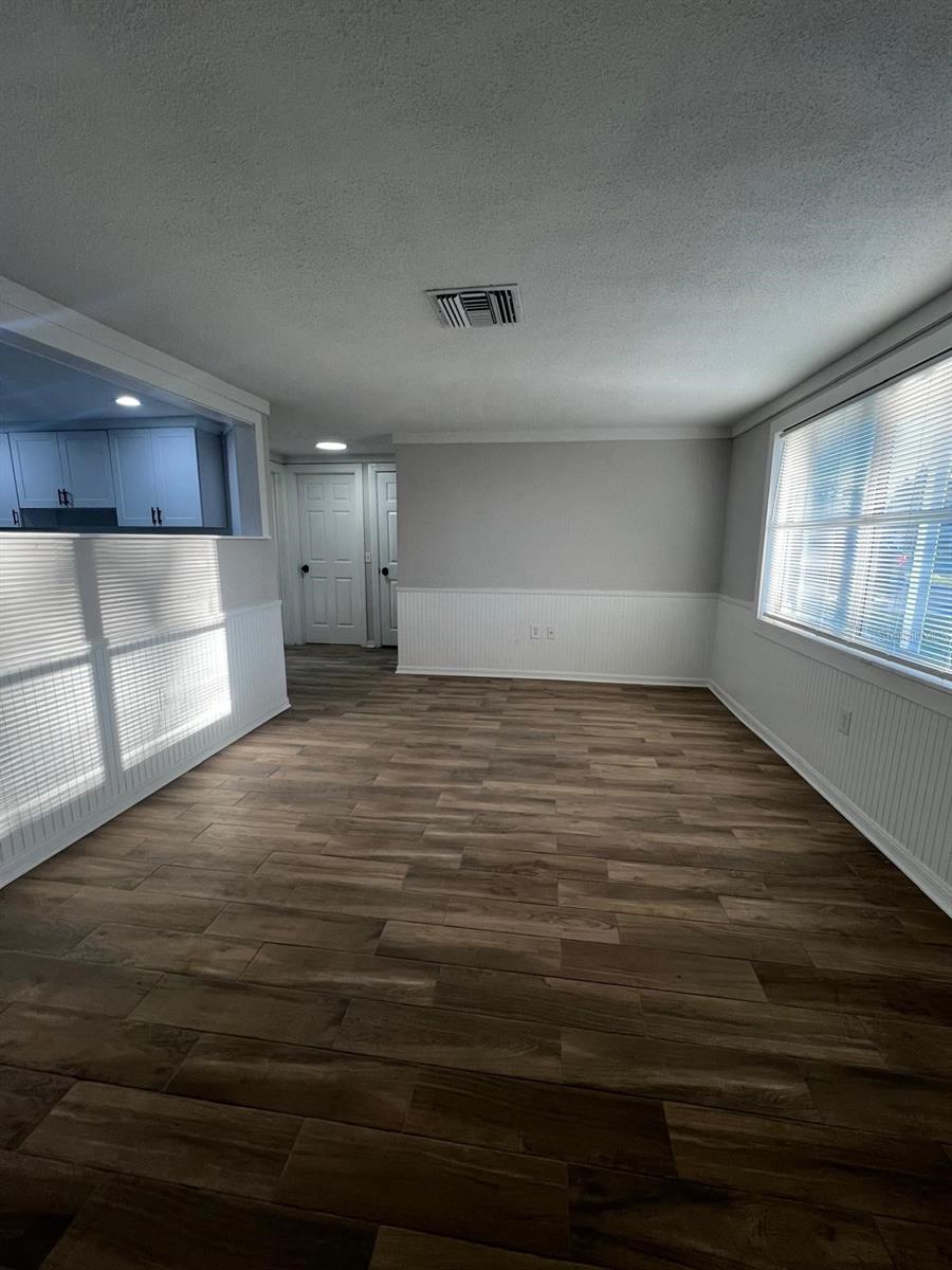 Listing photo id 6 for 9033 Pegasus Avenue