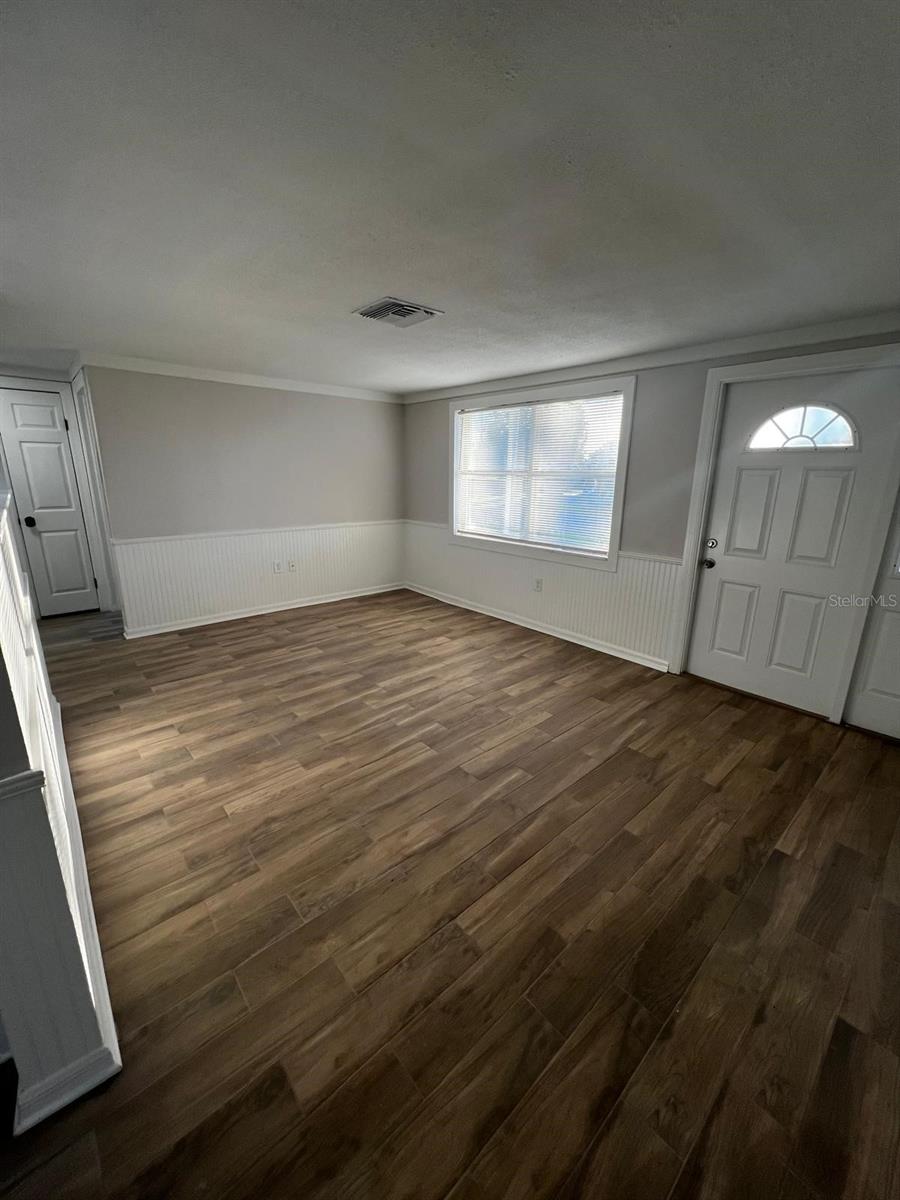 Listing photo id 7 for 9033 Pegasus Avenue