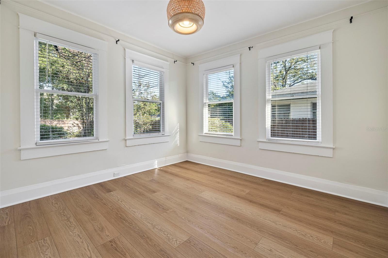Image 17 of 39 For 5709 Suwanee Avenue