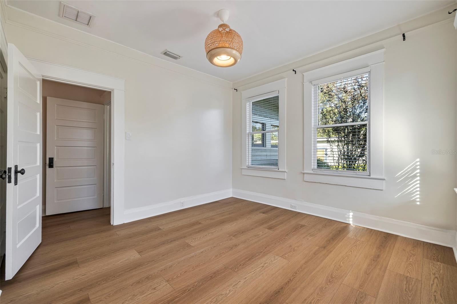 Image 18 of 39 For 5709 Suwanee Avenue