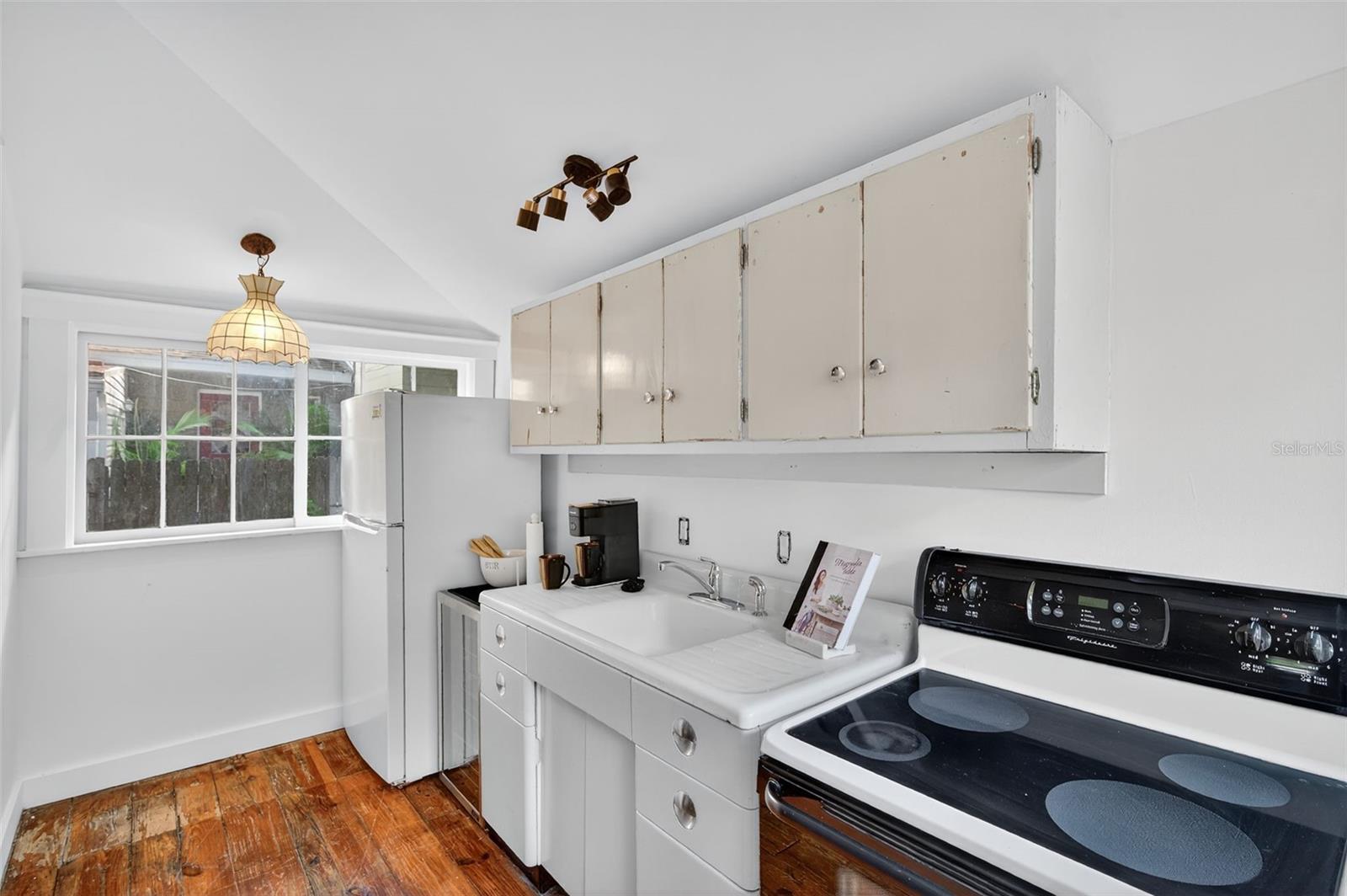 Image 16 of 88 For 5414-5416 Delette Avenue S