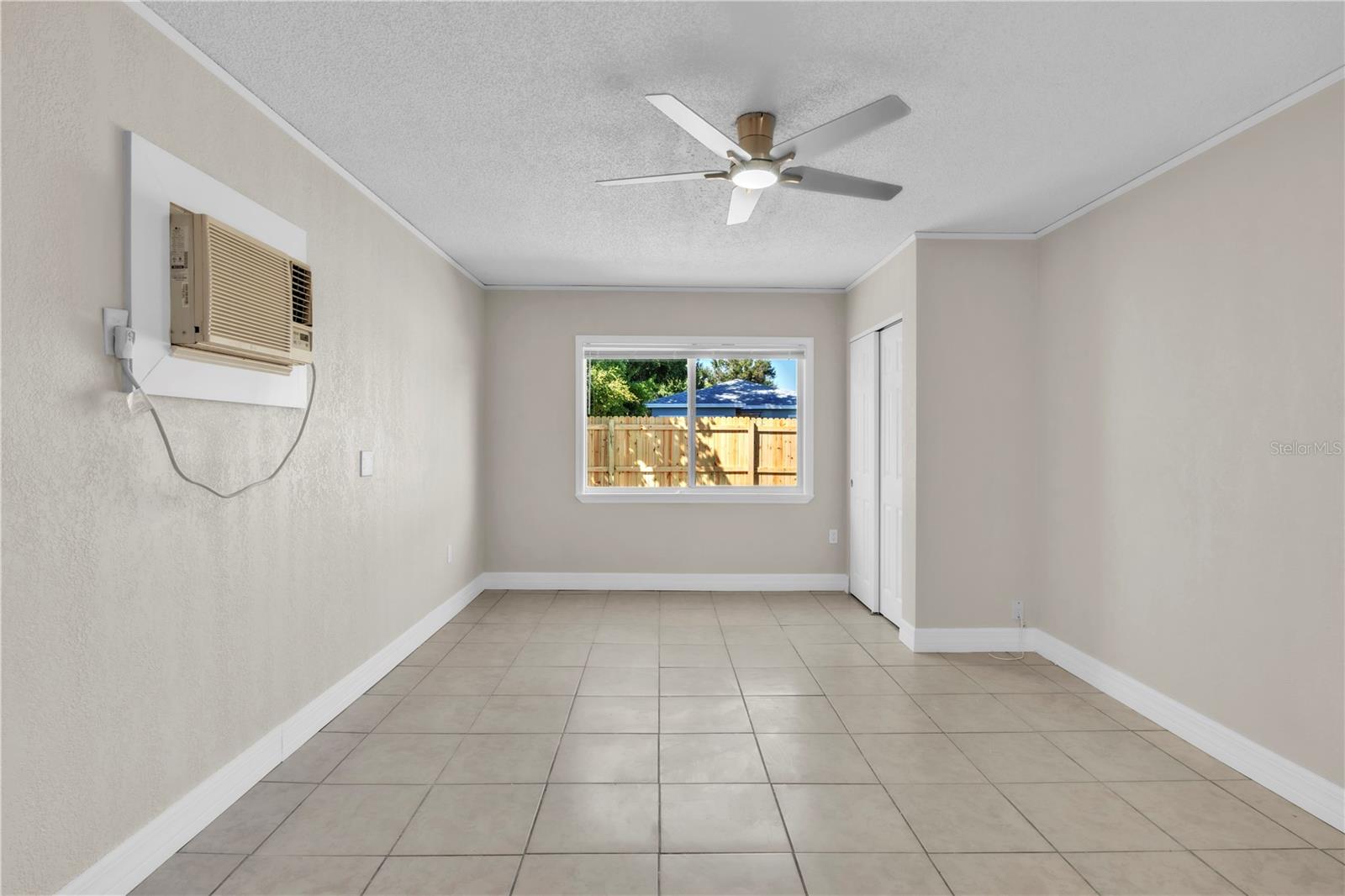 Listing photo id 10 for 4651 Fairfield Avenue S