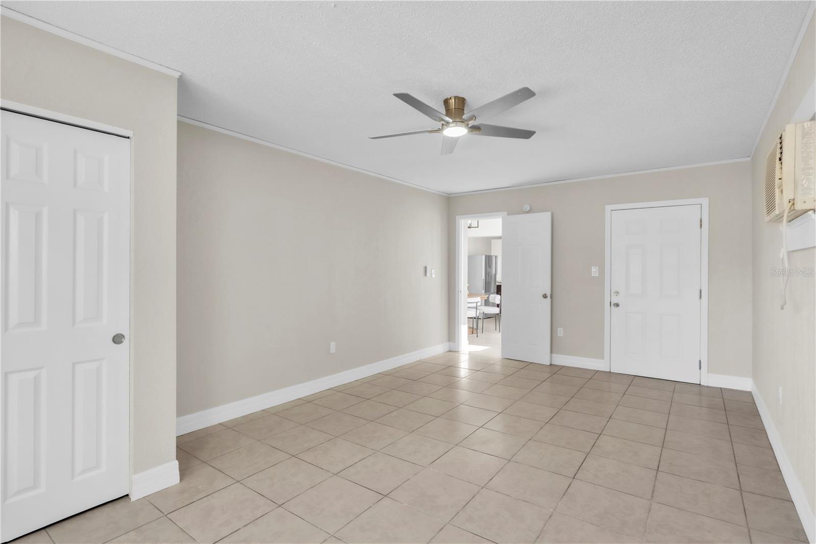 Listing photo id 11 for 4651 Fairfield Avenue S
