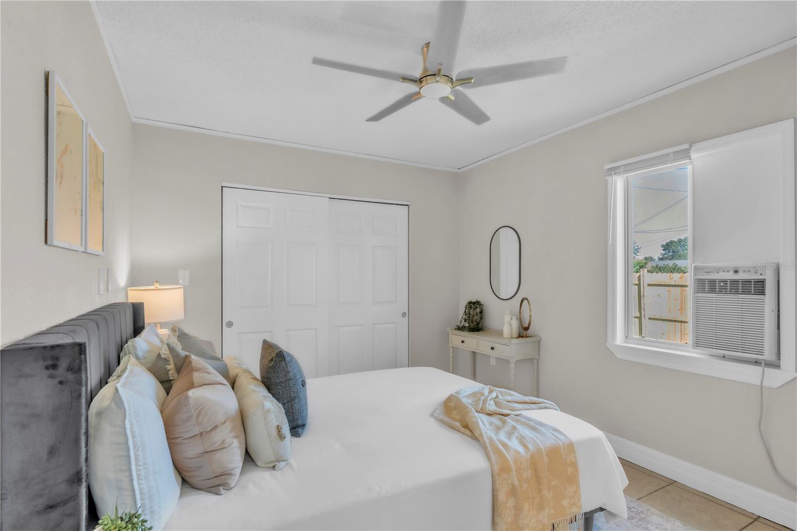Listing photo id 12 for 4651 Fairfield Avenue S