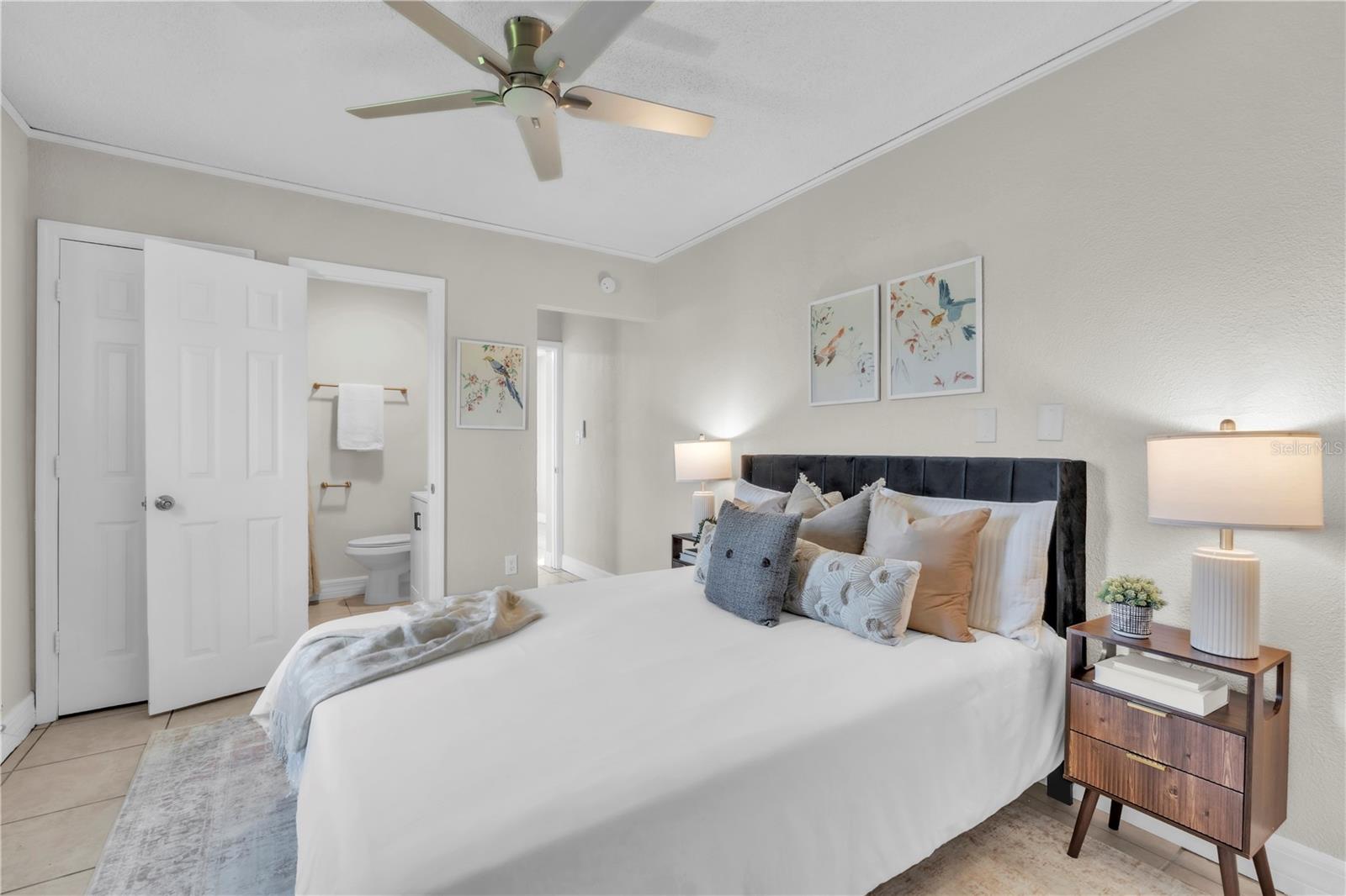 Listing photo id 13 for 4651 Fairfield Avenue S