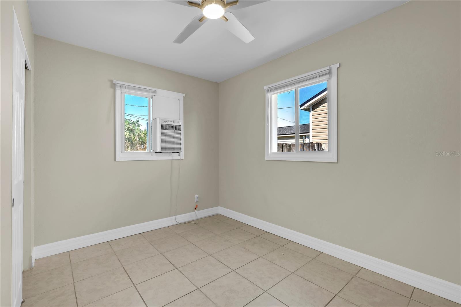 Listing photo id 16 for 4651 Fairfield Avenue S
