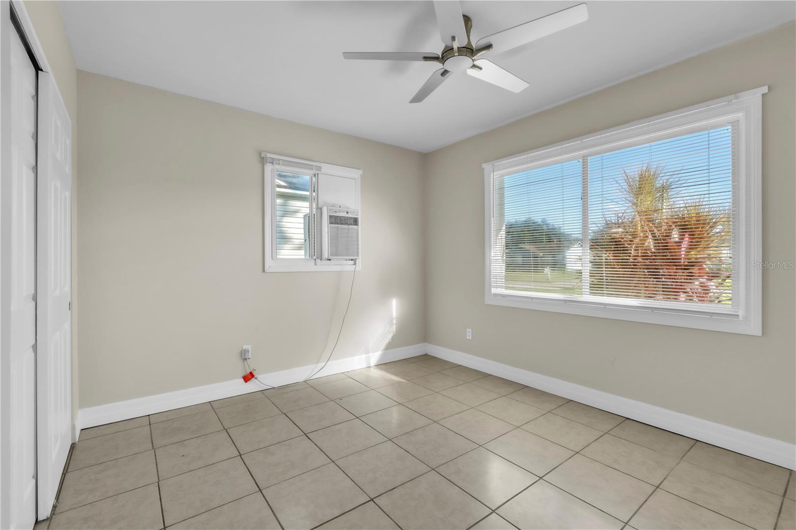 Listing photo id 18 for 4651 Fairfield Avenue S