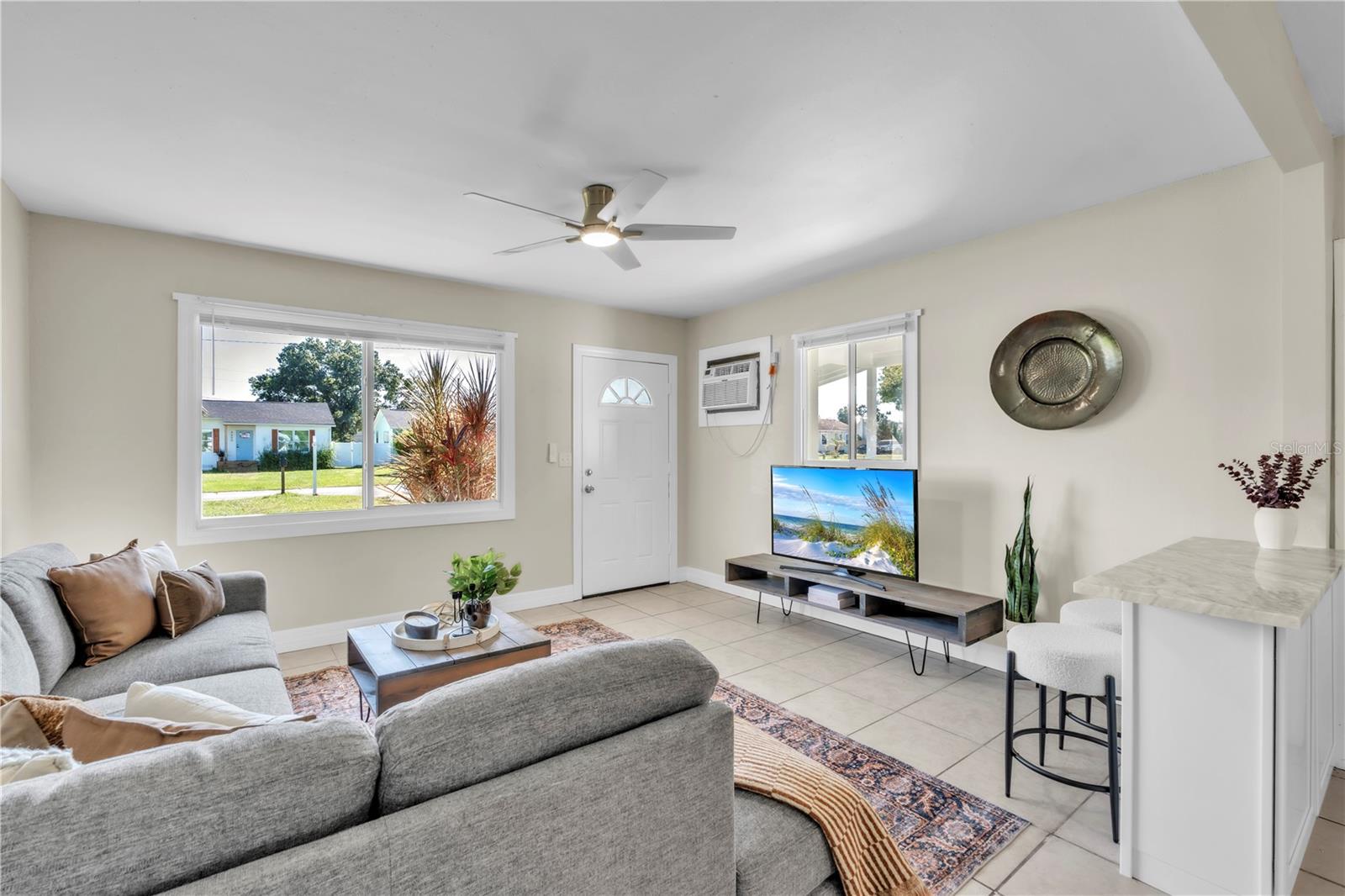 Listing photo id 2 for 4651 Fairfield Avenue S