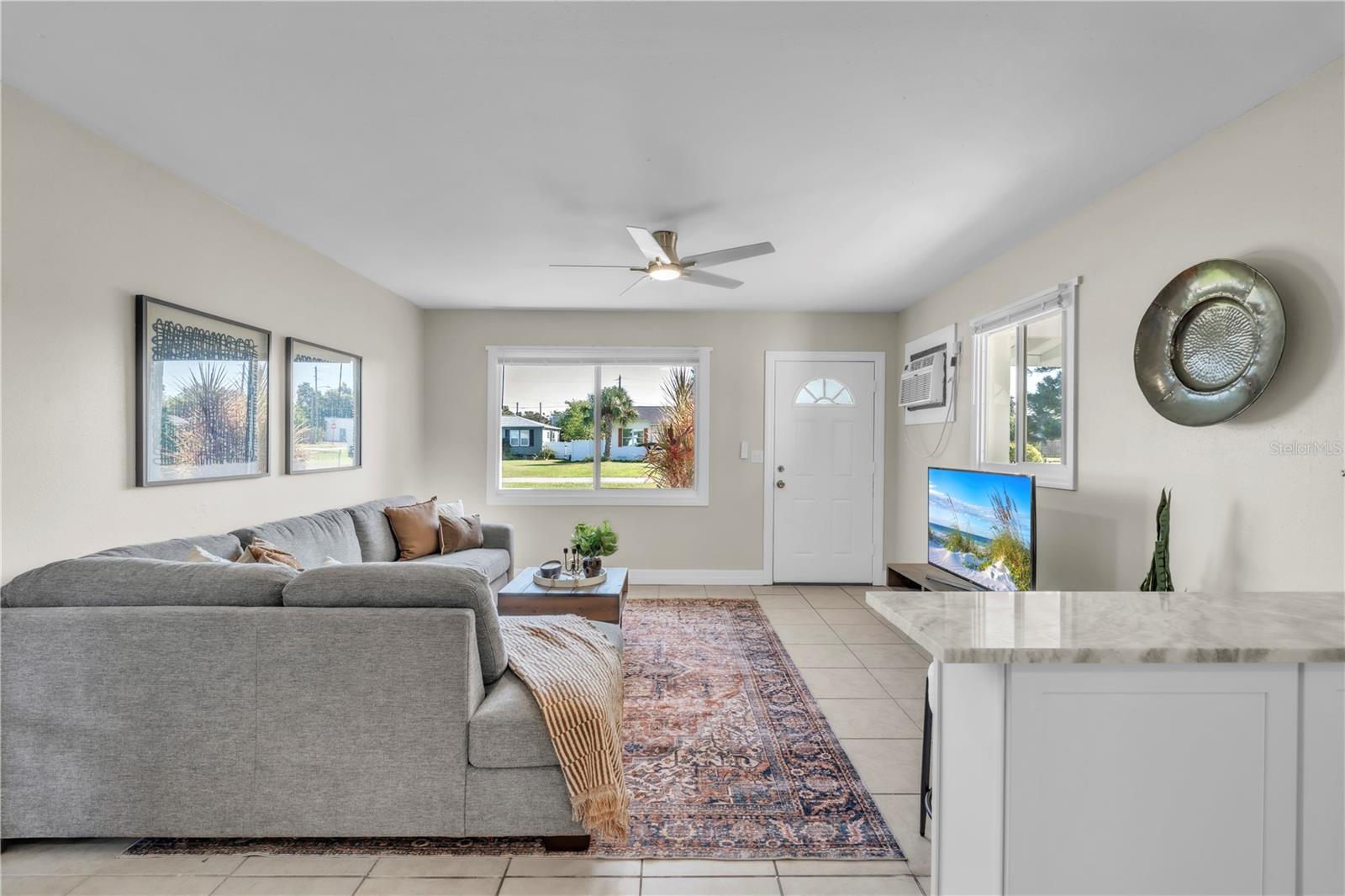Listing photo id 3 for 4651 Fairfield Avenue S