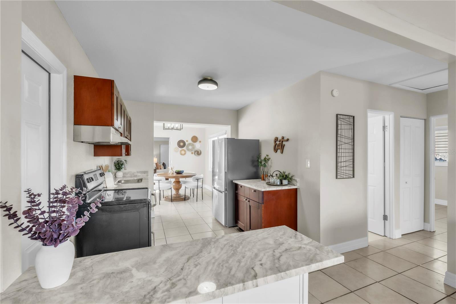 Listing photo id 4 for 4651 Fairfield Avenue S