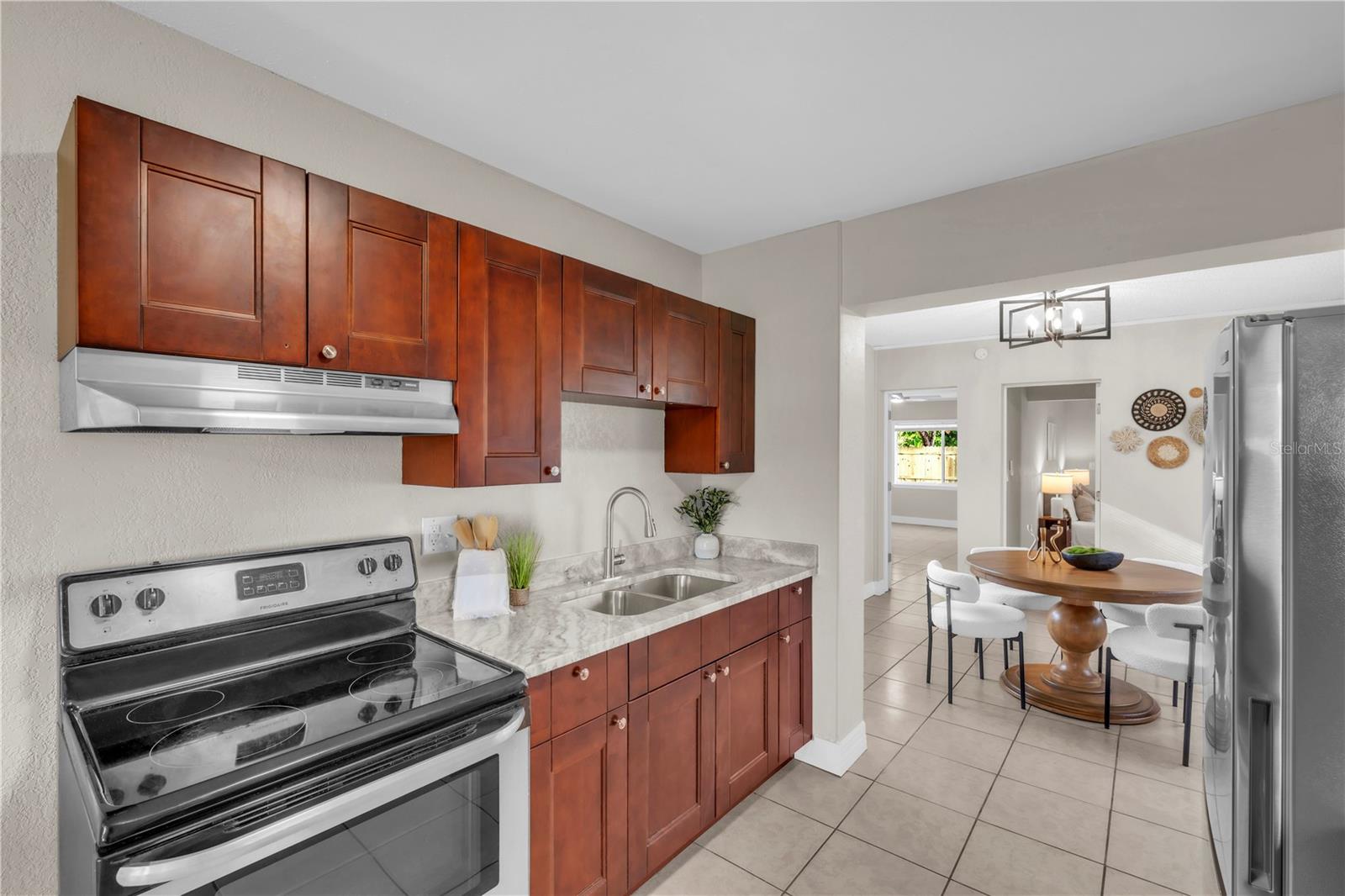 Listing photo id 6 for 4651 Fairfield Avenue S