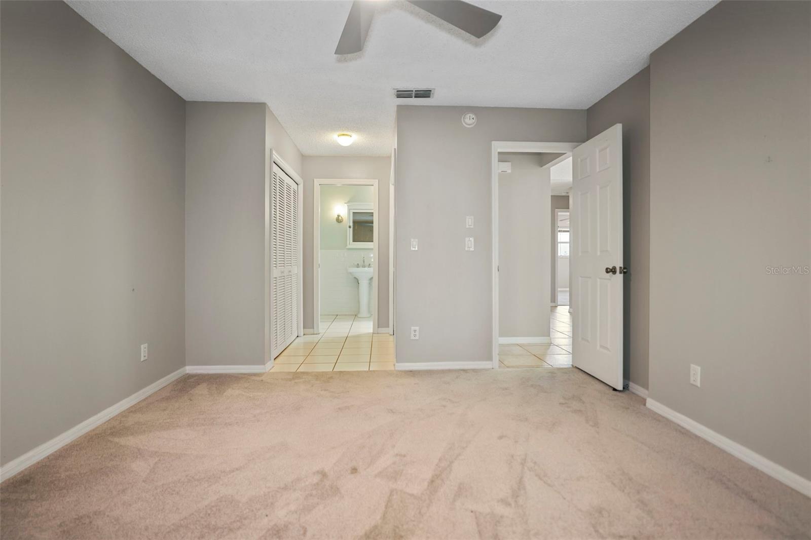 Listing photo id 4 for 102 Steeplechase Lane