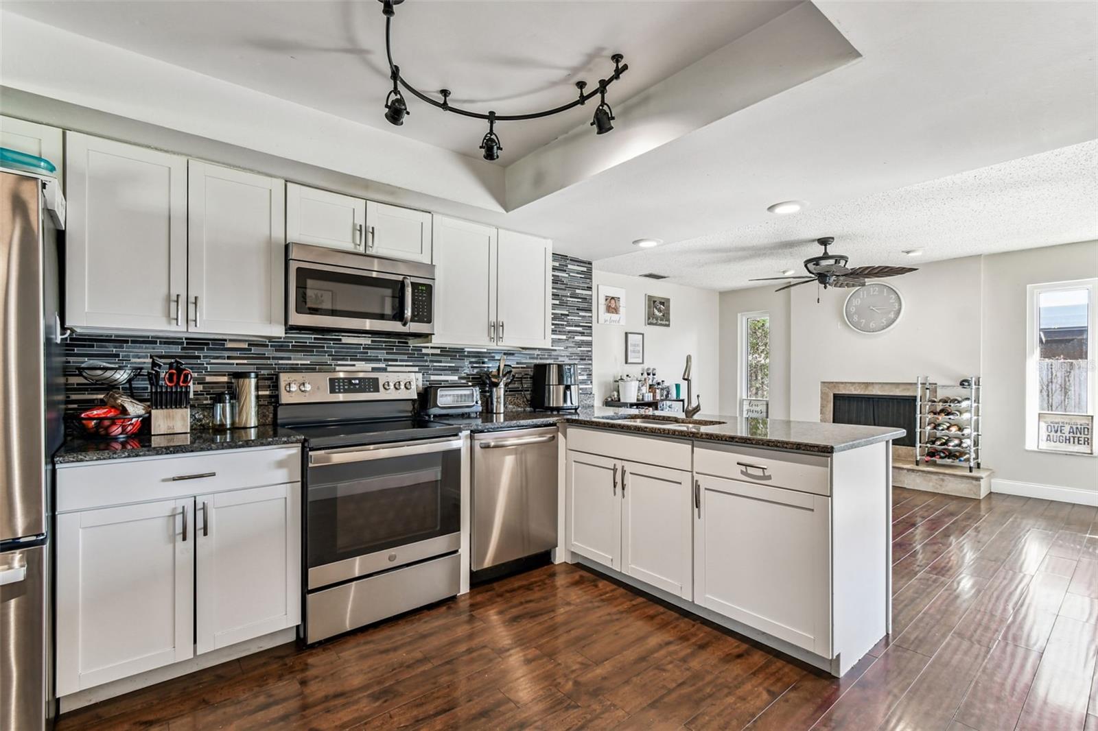 Listing photo id 0 for 9764 130th Avenue