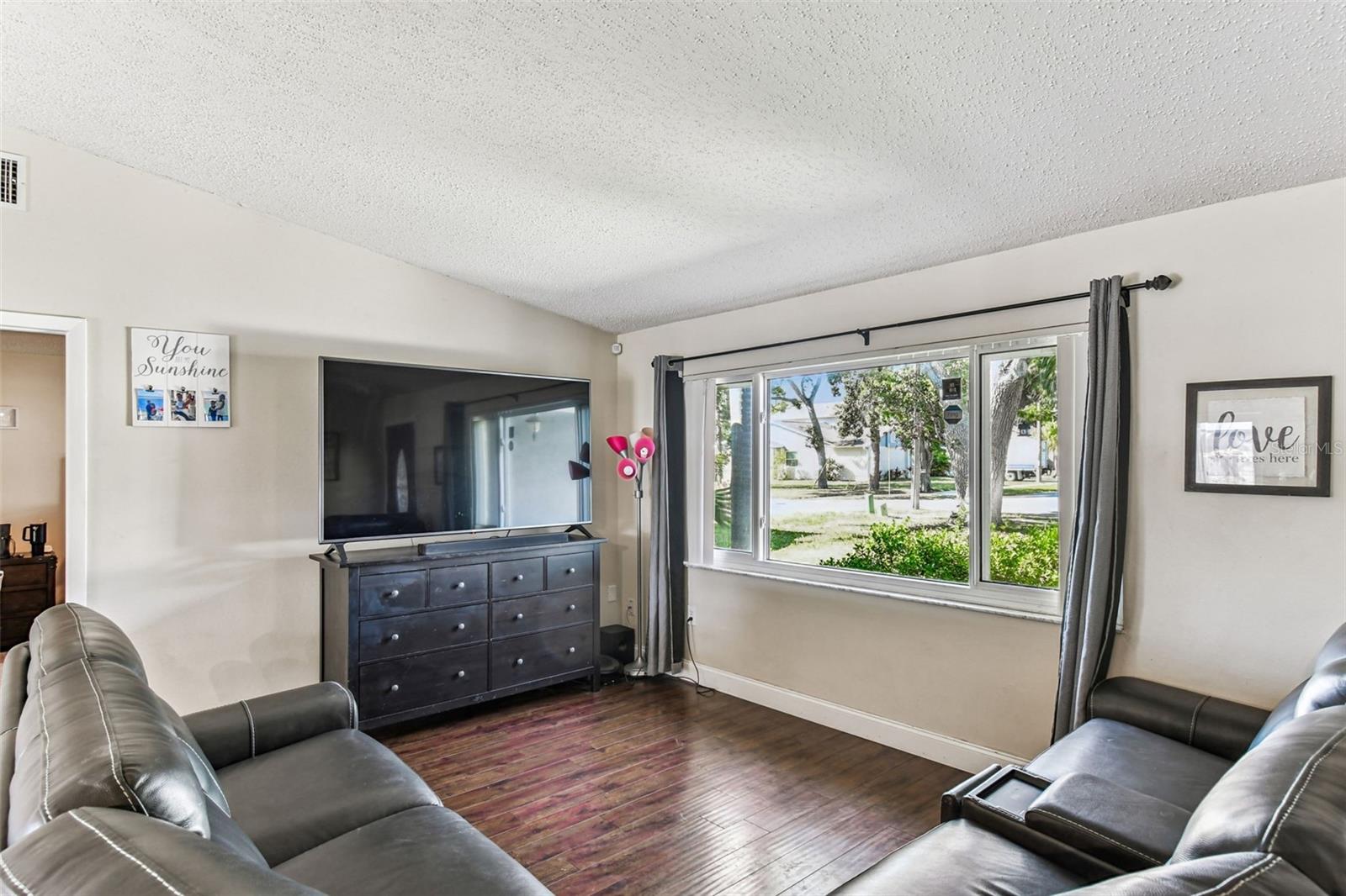 Listing photo id 4 for 9764 130th Avenue