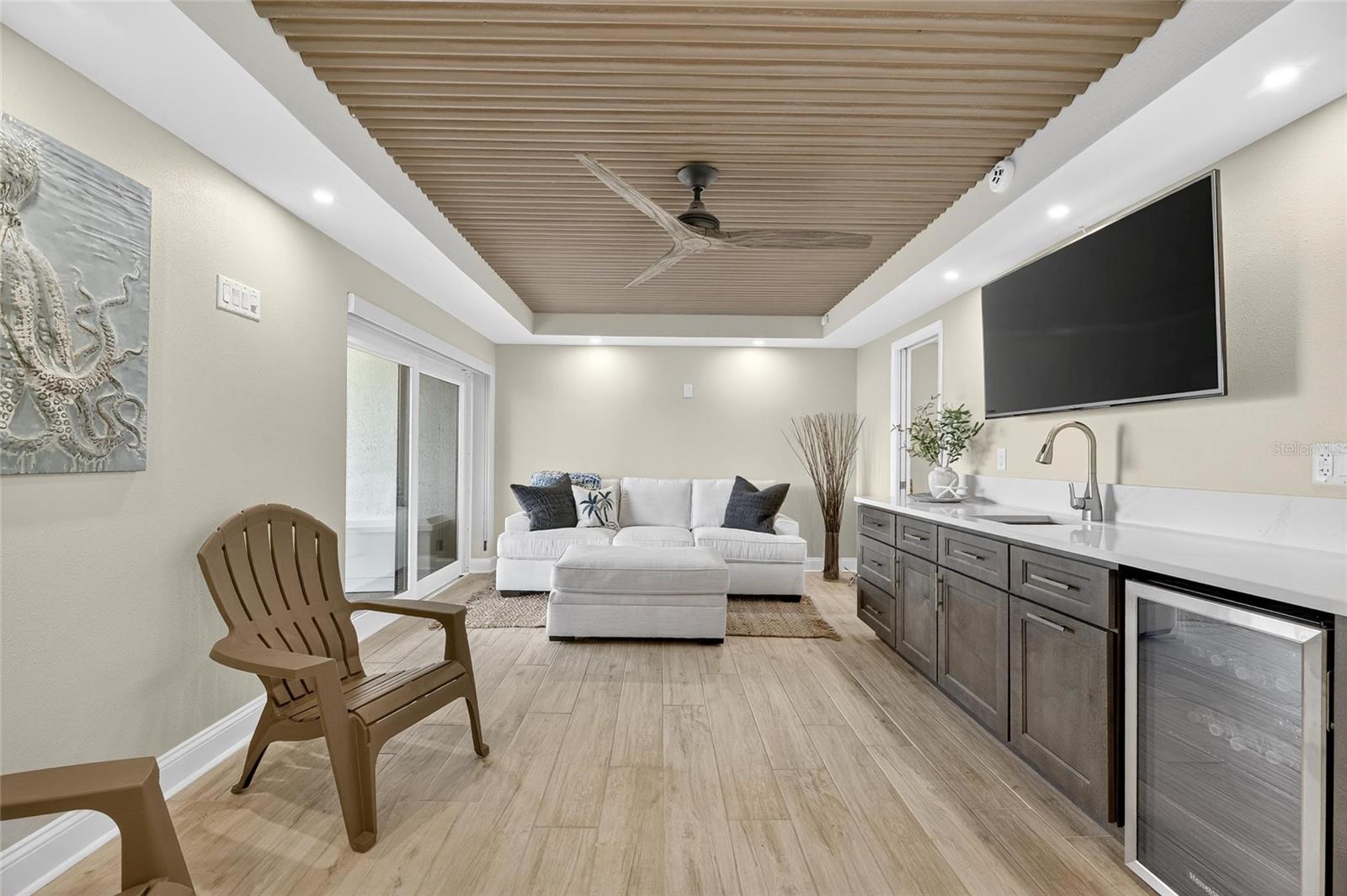 Image 38 of 70 For 160 Marina Del Rey Court